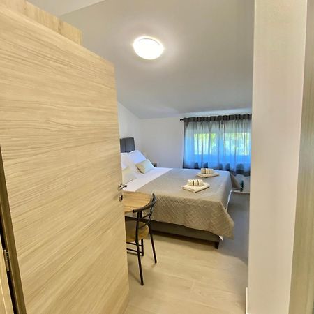 Theros Bibinje Bagian luar foto