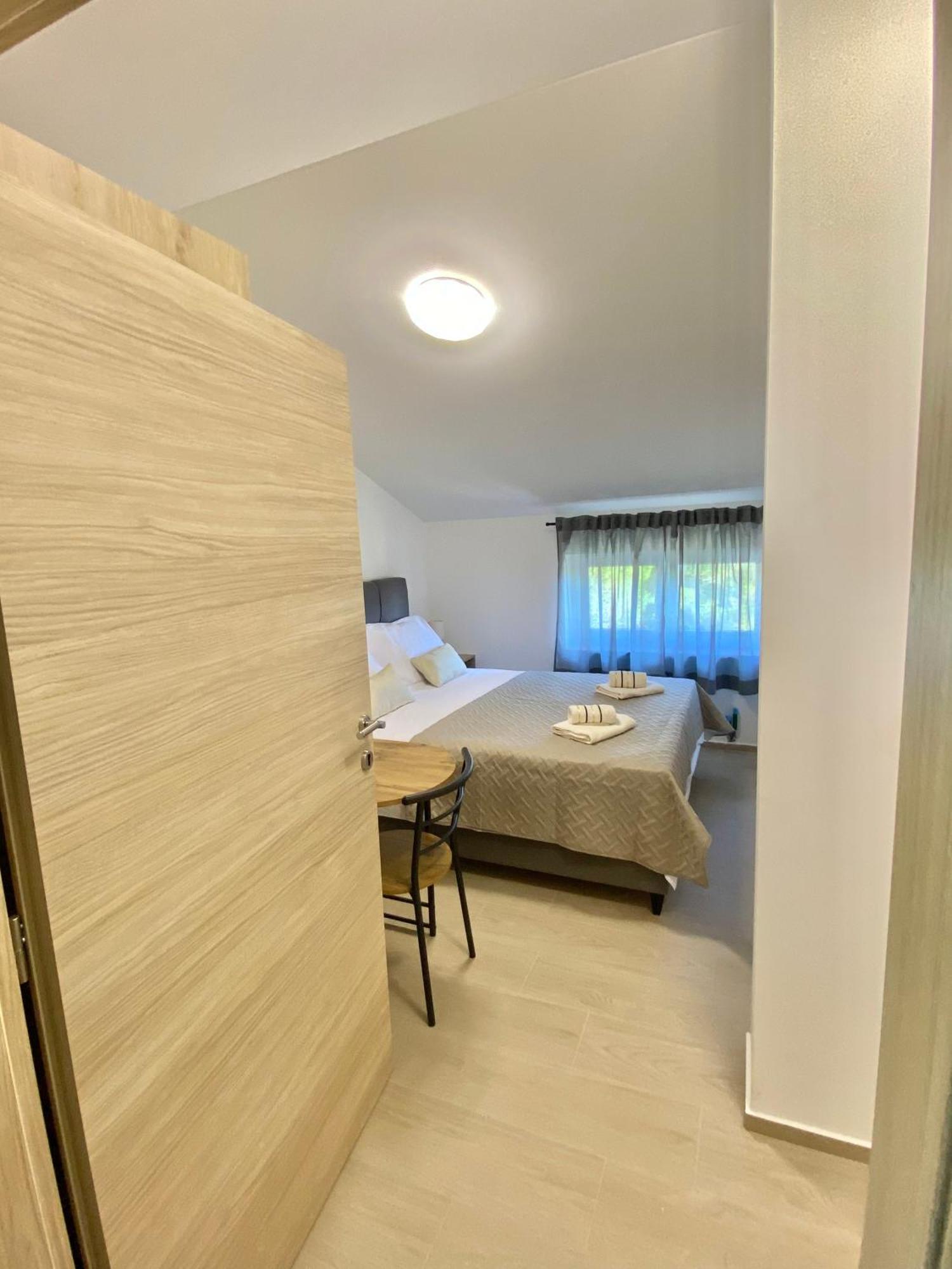 Theros Bibinje Bagian luar foto