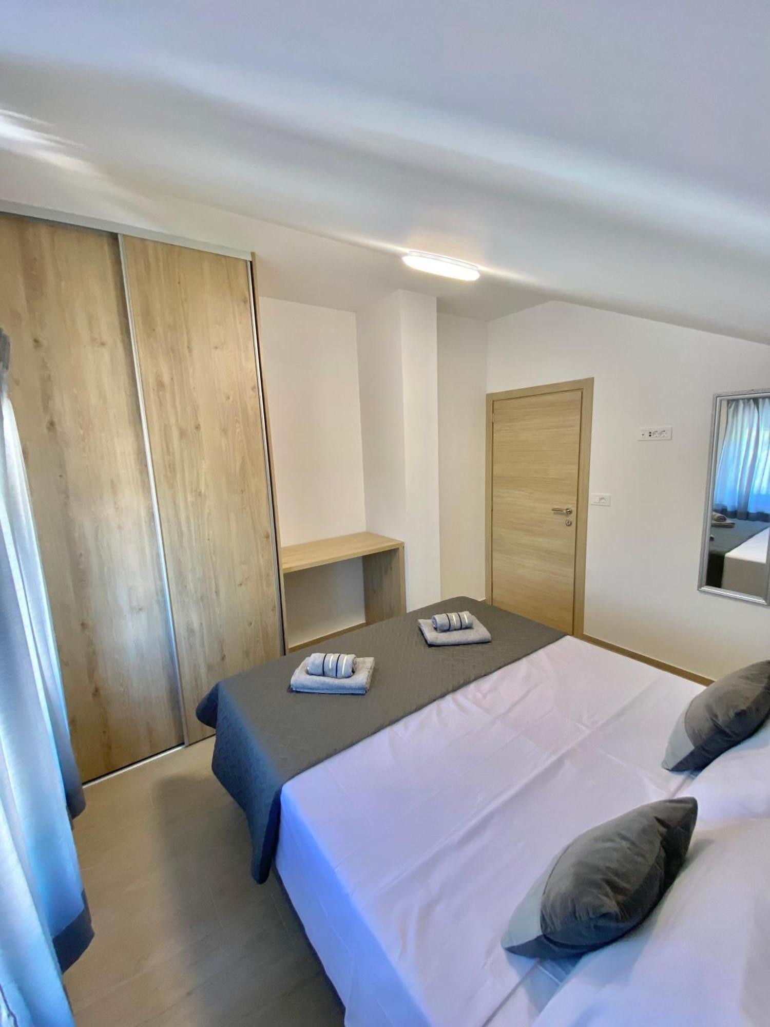 Theros Bibinje Bagian luar foto